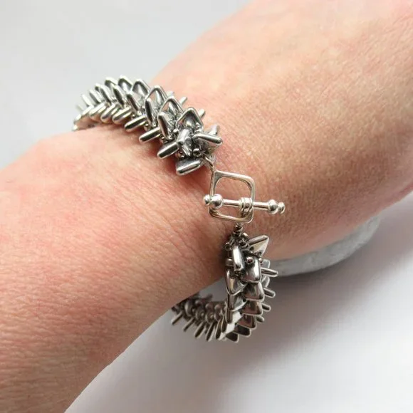 Handwoven spiky silver triangle bracelet - Picture 7 of 12